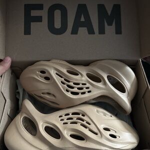 Yeezy Tan foam runner